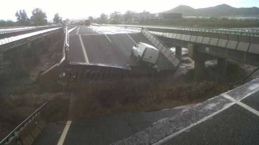 El agua hunde un puente de la A-7 en Lorca