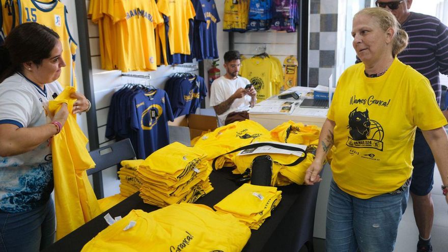 Una pareja de aficionados recoge su pack en la tienda oficial del Granca, ayer. | | JOSÉ CARLOS GUERRA