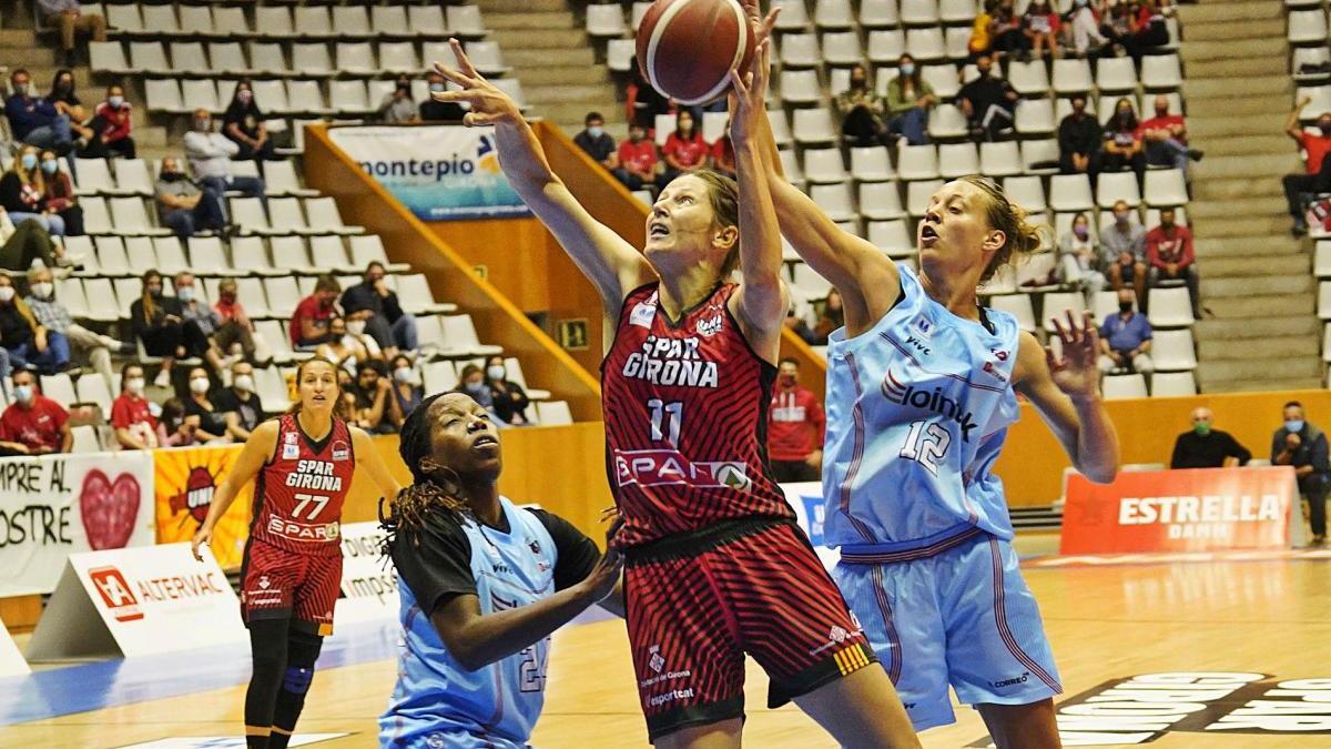 Giedre Labuckiene busca la cistella davant la defensa de dues jugadores del Gernika en un partit d&#039;aquesta temporada a Girona.