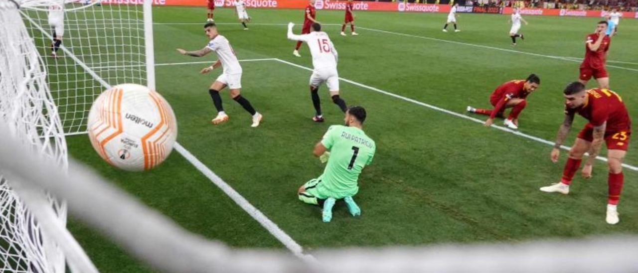 Sevilla - Roma | El gol de Ginaluca Mancini en propia puerta