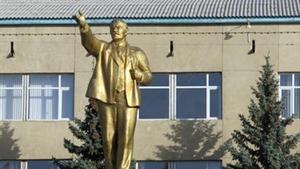 Escultura dorada dedicada a Lenin en la ciudad de Karakol.