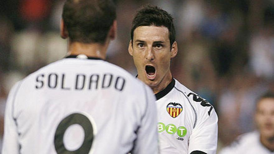 Aduriz y Soldado celebran el gol anotado por el delantero vasco