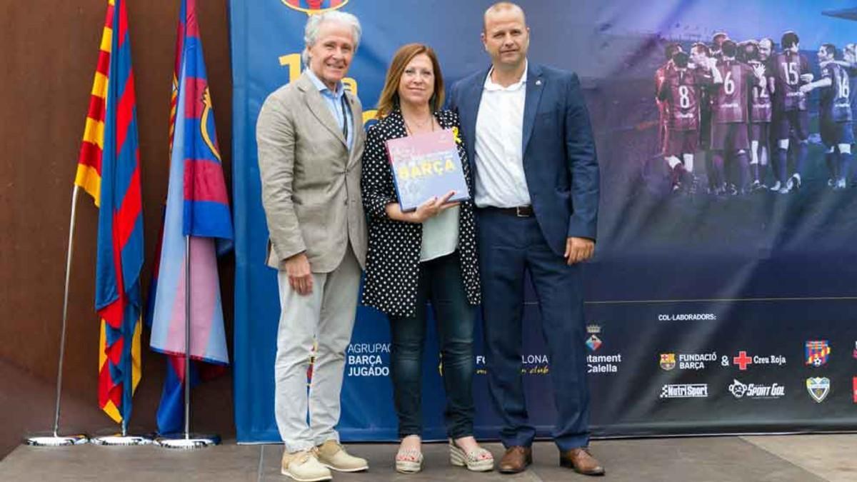 Ramon Alfonseda (presidente de la Agrupació Barça Jugadores), Montserrat Caldini (alcaldesa de Calella) y Xavier Vilajoana (directivo del FC Barcelona), en el photocall de la Trobada