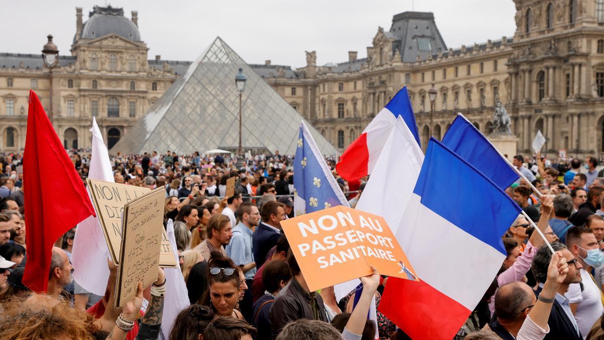 Manifestaciones en París contra la implantación del pasaporte covid.