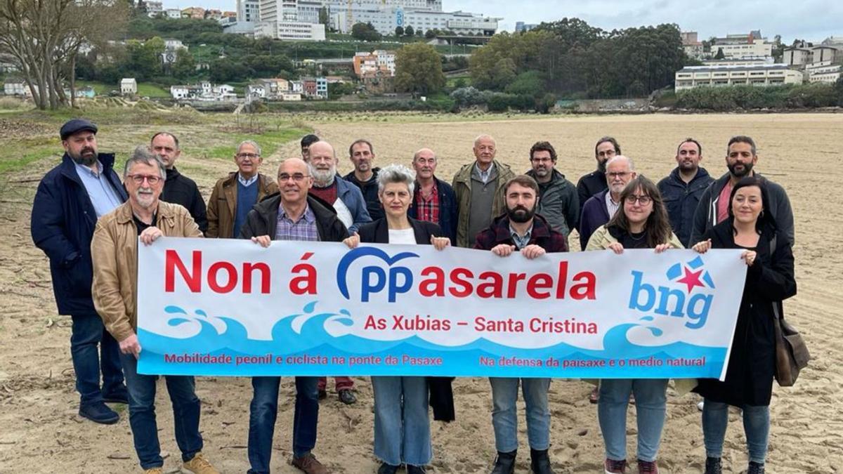 Representantes del BNG de la comarca, ayer en la playa de Santa Cristina. |   // LA OPINIÓN