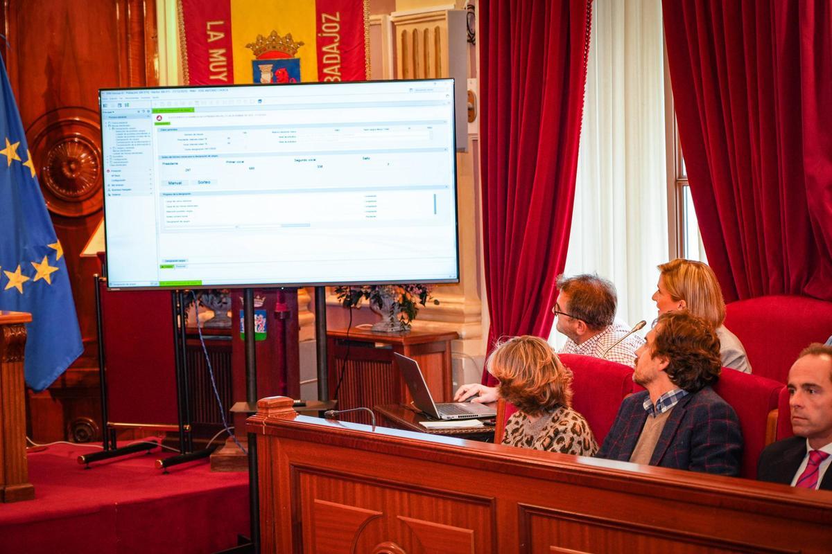 Sorteo en el Ayuntamiento de Badajoz de presidentes y vocales para las elecciones a la Asamblea de Extremadura.