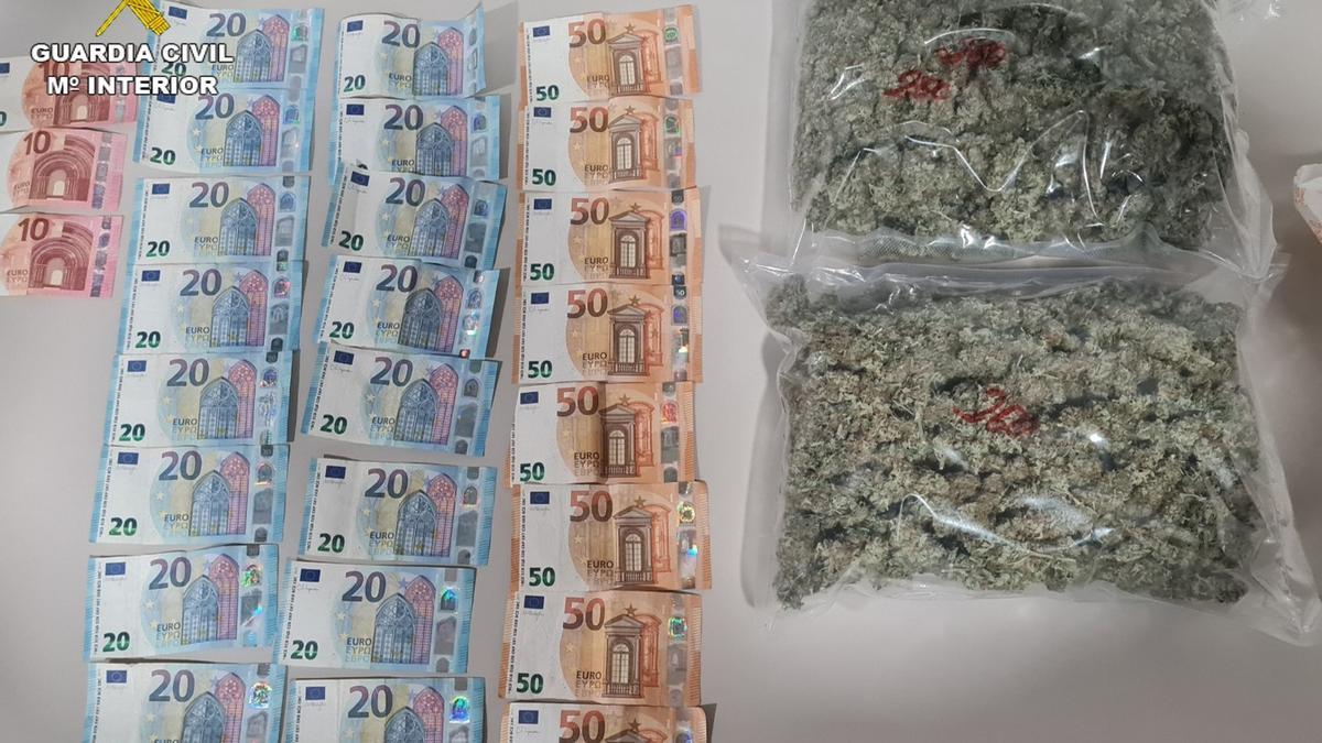 El dinero y la marihuana intervenida en uno de los vehículos.