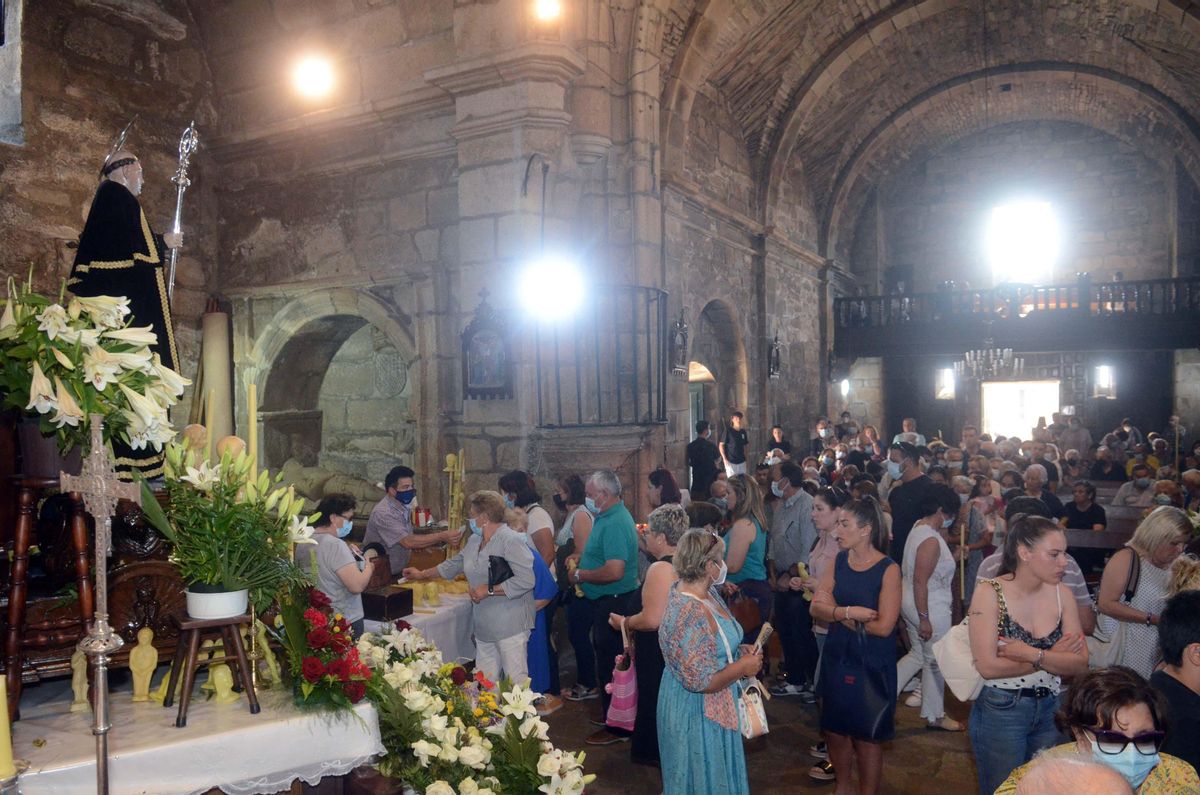 El interior de la iglesia de San Benito de Fefiñáns, ayer tras el robo