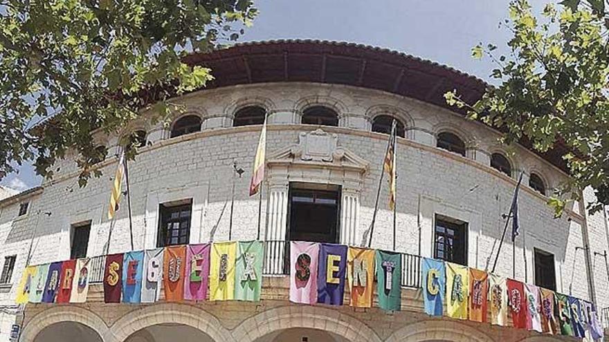 El Ayuntamiento decorado por la Comissió de Carrosses.