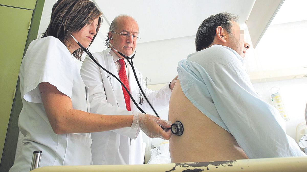 Un médico residente atiende a un paciente en una consulta en una fotografía de archivo.