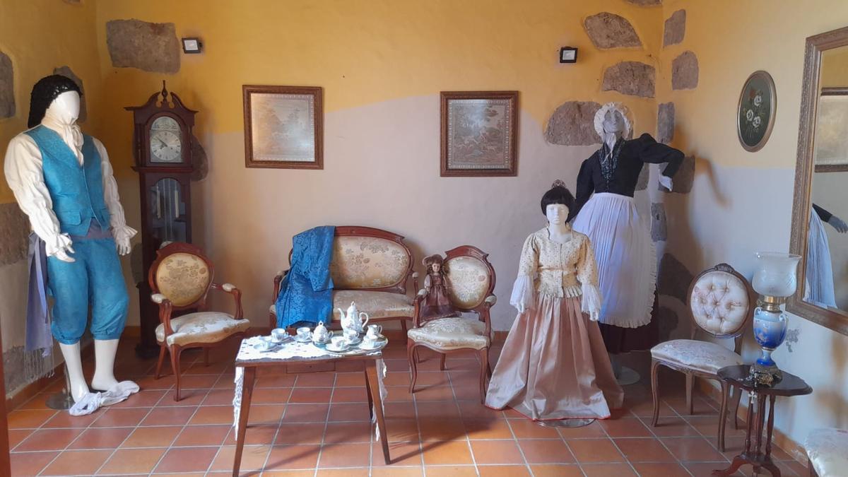 El salón de una casa pudiente canaria, con un maniquí con un traje victoriano.
