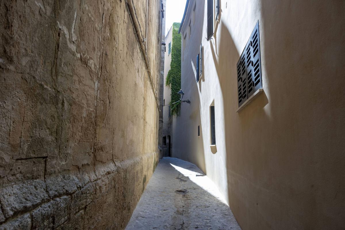 FOTOS | El callejón de menos de un metro de ancho que se esconde en Palma