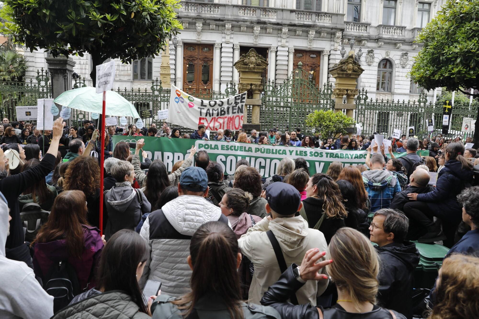 EN IMÁGENES: Nueva manifestación masiva de los docentes, que acabó en la Junta General 