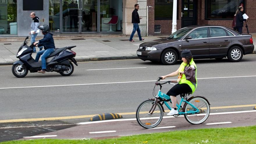 Un ciclista en una zona de Gijón.