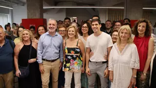El alcalde de Barcelona exhibe en València su receta para acabar con los apartamentos turísticos