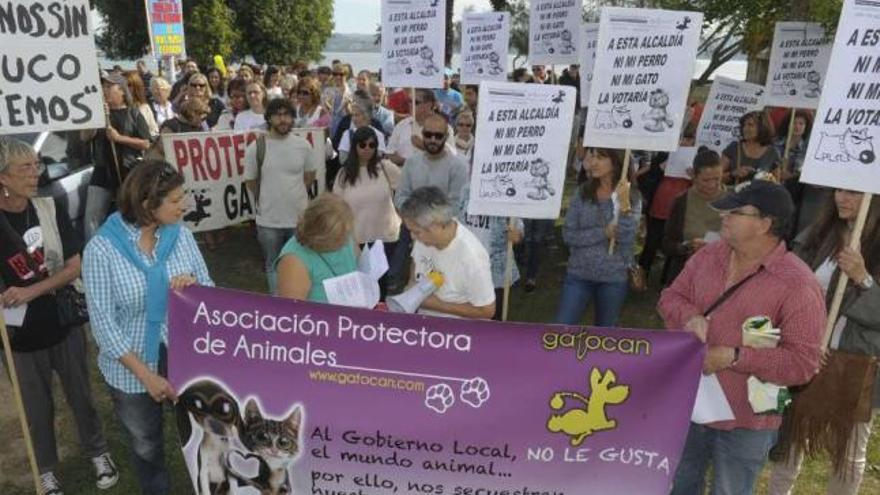 Miembros y simpatizantes de Gatocán, en septiembre, protestan frente al Concello. / víctor echave