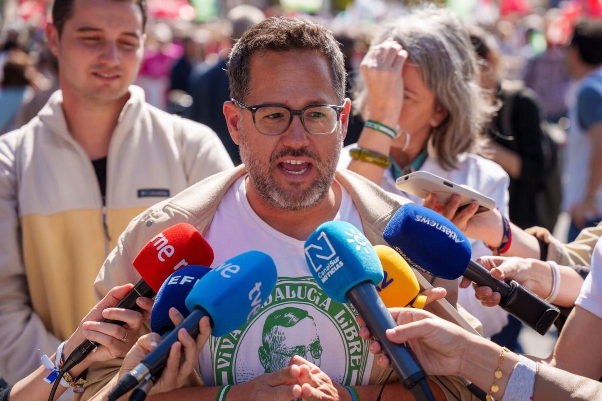 El candidato por AdelanteAndalucía, José Ignacio García atiende a los medios de comunicación.