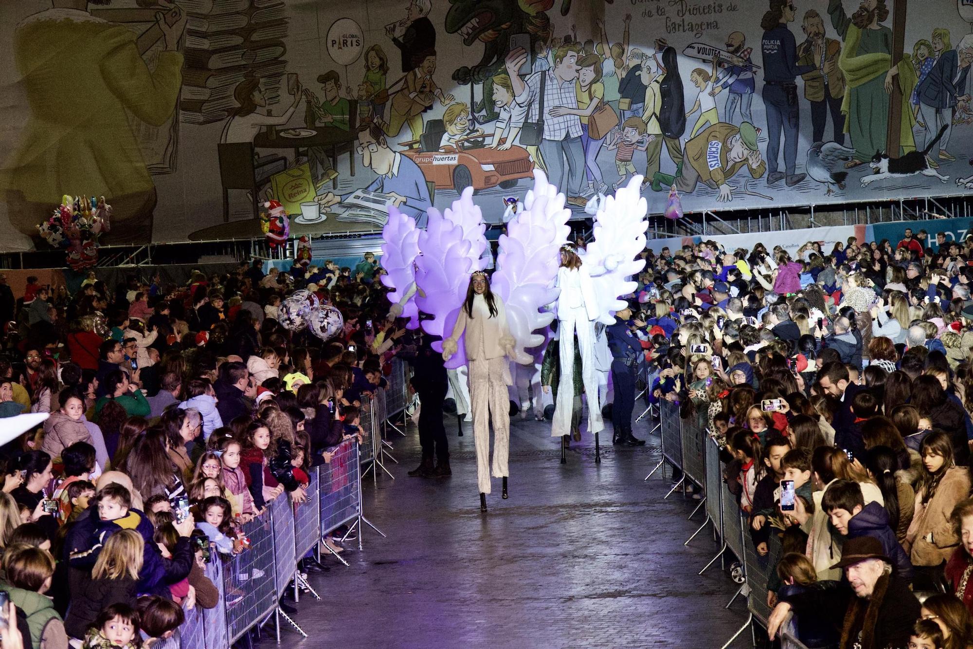 La llegada de Papá Noel abarrota la Plaza de la Catedral de Murcia