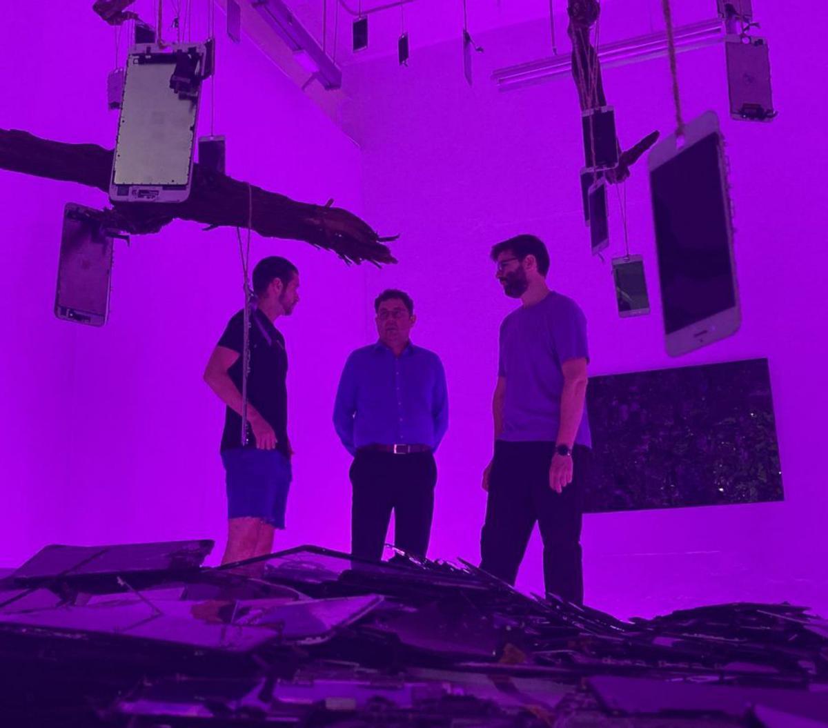 El artista y su comisario, Rodrigo Carreño, con Manuel Cebrián.