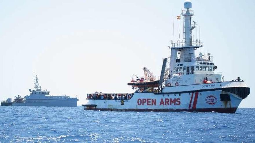 El &quot;Open Arms&quot;, en foto de archivo, frente a la costa de Lampedusa. // F. Bungert