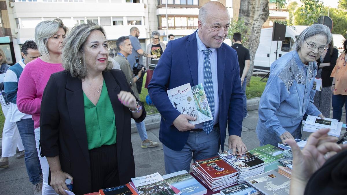 Salud Navajas y Antonio Ruiz, en un estand con libros en Diputación.