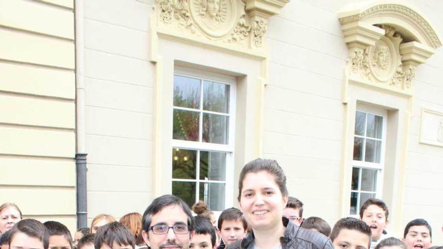 Goyo Rodríguez y Lucía González, ayer, rodeados de niños.