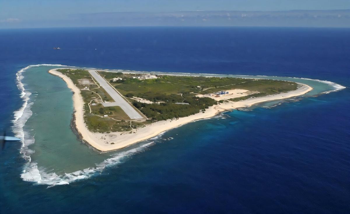 La isla se encuentra a  unos 2.000 kilómetros de distancia de Tokyo