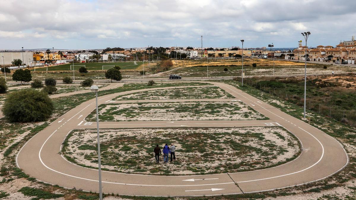 El parque de seguridad vial queda encajado entre urbanizaciones y su estado es de abandono.