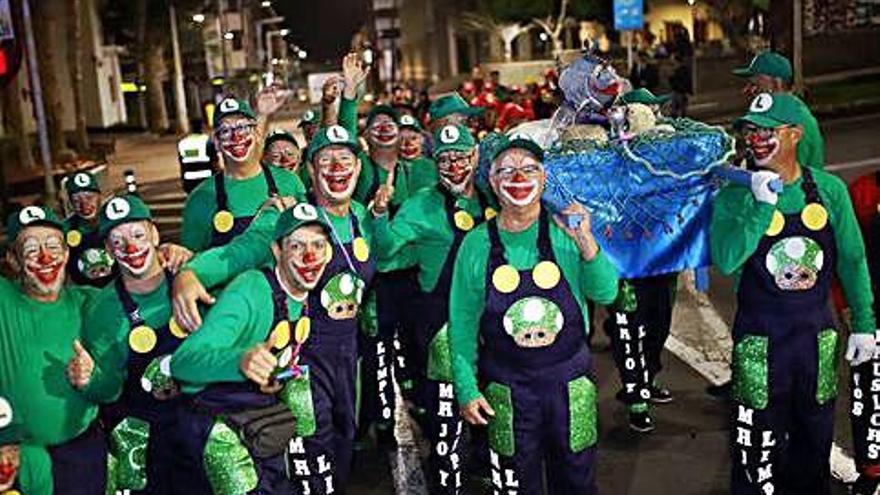 Las calles se llenan de mascaritas en el nacimiento de la sardinilla.