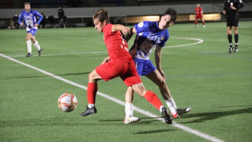 La Unió Esportiva Figueres contra la FE Grama a l&#039;Estadi de Vilatenim