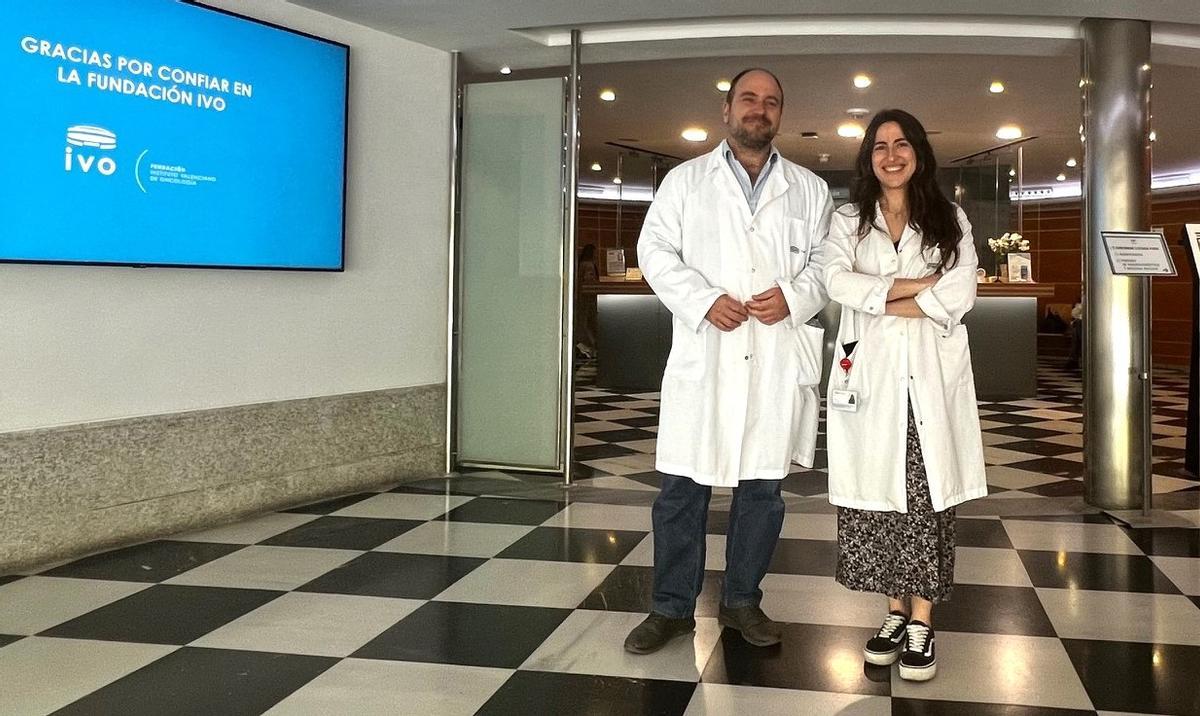 Dr. Ignacio Romero, médico adjunto del Servicio de Oncología Médica del IVO y Dra. Raquel López Reig, investigadora del Servicio de Biología Molecular del IVO.