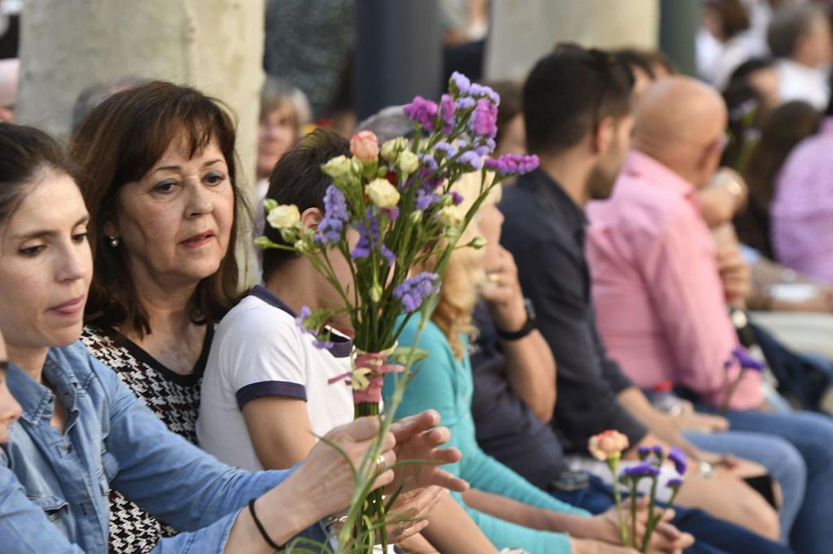 Asistentes con flores durante el desfile de la Batalla de las Flores en Murcia, el año pasado