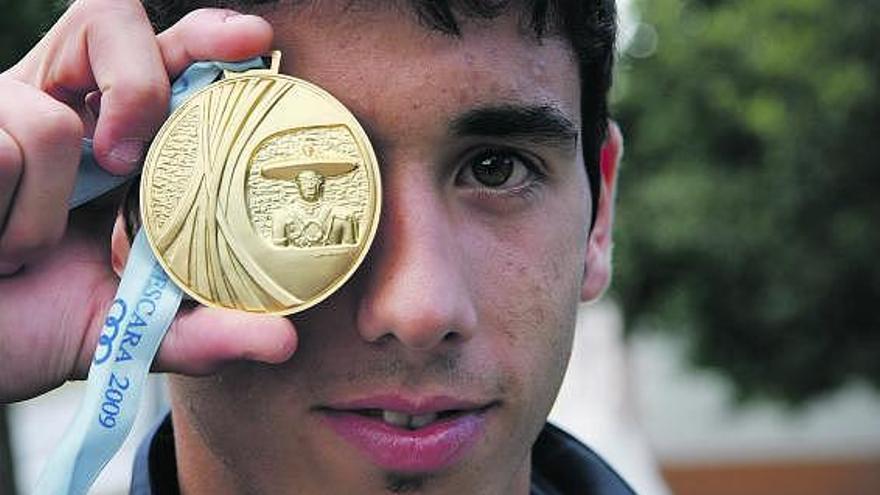 José Ángel, ayer, en Roces, con la medalla de oro lograda en Pescara.