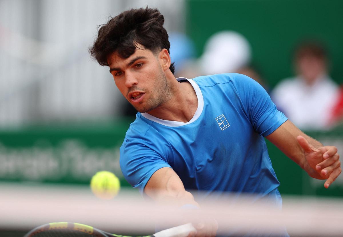 Carlos Alcaraz, durante su triunfo ante Báez en Montecarlo.