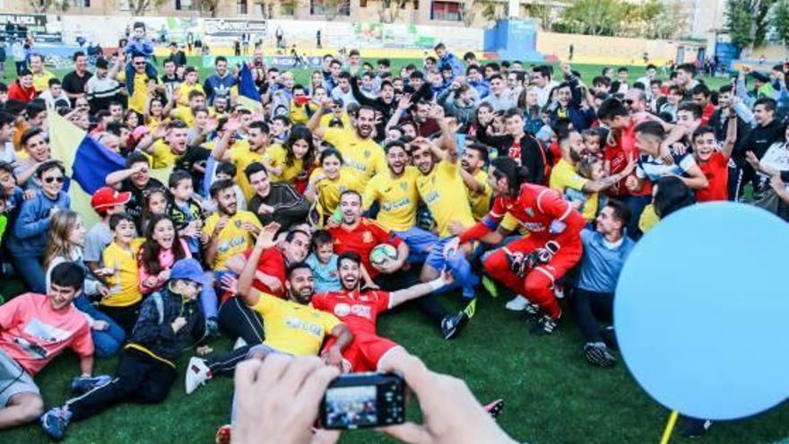 Los jugadores del Orihuela celebran con la afición en Los Arcos el título de campeones del grupo VI.