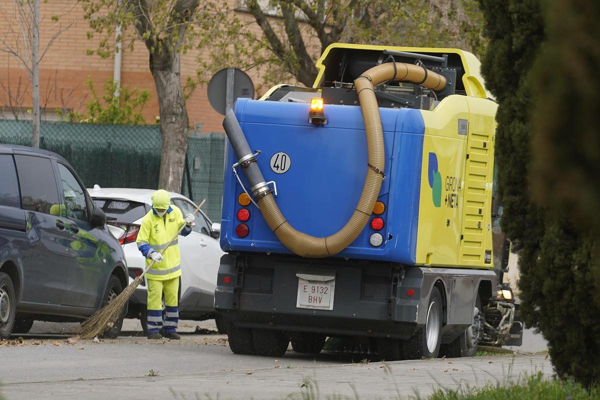 Un treballador i un camió de Girona+Neta, en una imatge d'arxiu.