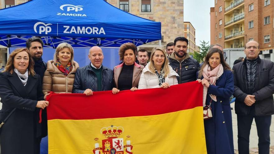 Milittantes del PP en una  mesa informativa sobre la concentración del domingo. | |  CEDIDA