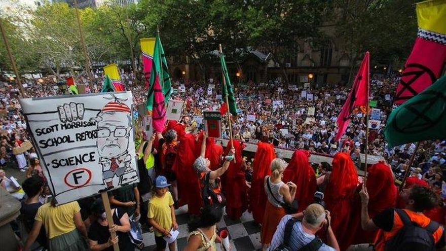 Miles de personas protestan contra el Gobierno de Australia por la gestión de los incendios