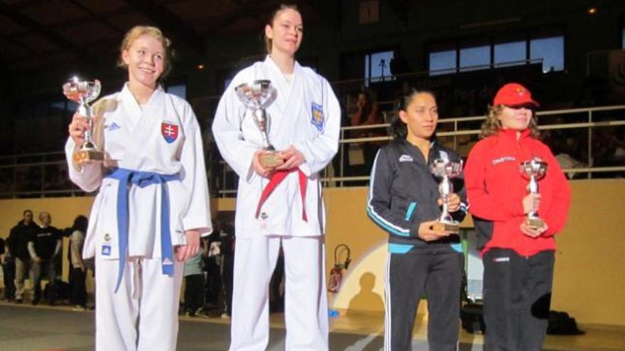 Cristina Ferrer, primera por la derecha, en el podio del Open de Wasquehall.