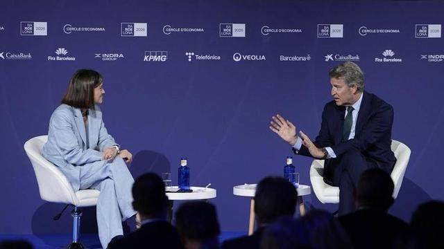 El president del Partit Popular, Alberto Núñez Feijóo, al costat de Teresa Garcia-Milà, presidenta del Cercle d’Economia, en la reunió del Cercle d’Economia, celebrada al Palau de Congressos de Catalunya. Barcelona, 2 de juny del 2026. Fotografia de Ferran Nadeu