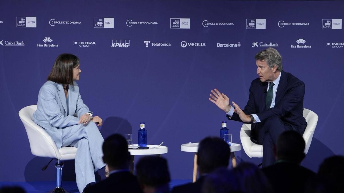 El presidente del Partido Popular, Alberto Núñez Feijoo, junto a Teresa Garcia-Milà, presidenta del Cercle d'Economia, en la reunión del Cercle d’Economia, celebrada en el Palau de Congressos de Catalunya. Barcelona, 2 de junio de 2026. Fotografía de Ferran Nadeu