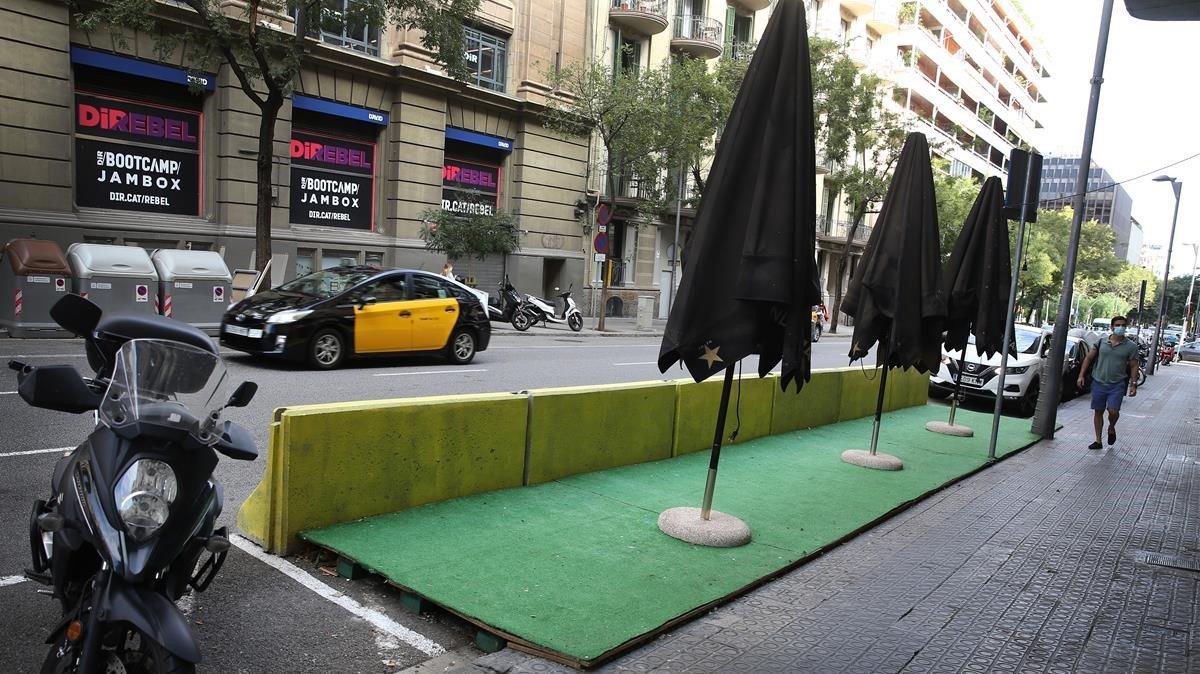 Terraza del Bar La loca en la Calle Aribau, esperando la hora de apertura