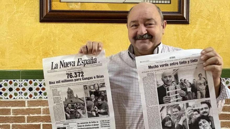 José Antonio Amago, con los reportajes de LA NUEVA ESPAÑA publicados sobre el premio del 6 de enero de 1993. | |  DEMELSA ÁLVAREZ