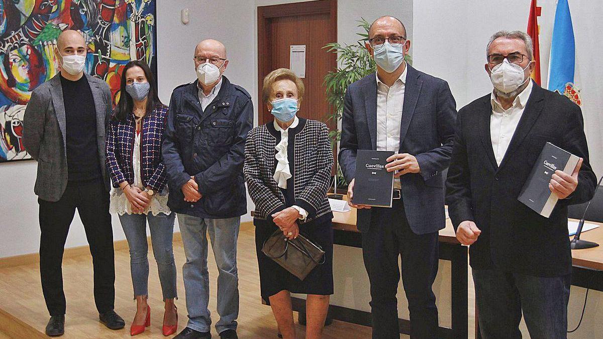 Presentación del libro, con asistencia de la hija de Cuevillas, Milagros Cuevillas,en el centro.