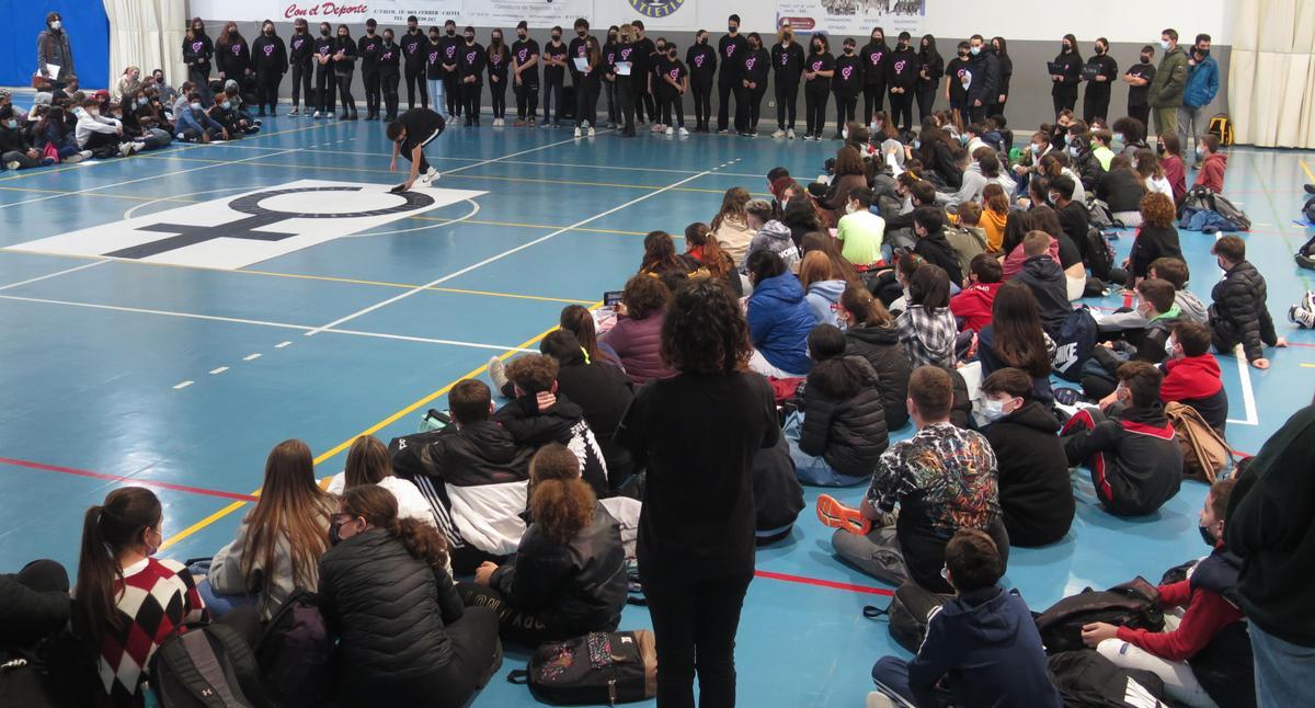 Imagen del acto celebrado hoy, en el Polideportivo del IES de Son Ferrer, en recuerdo a las 1.118 víctimas de violencia de género.