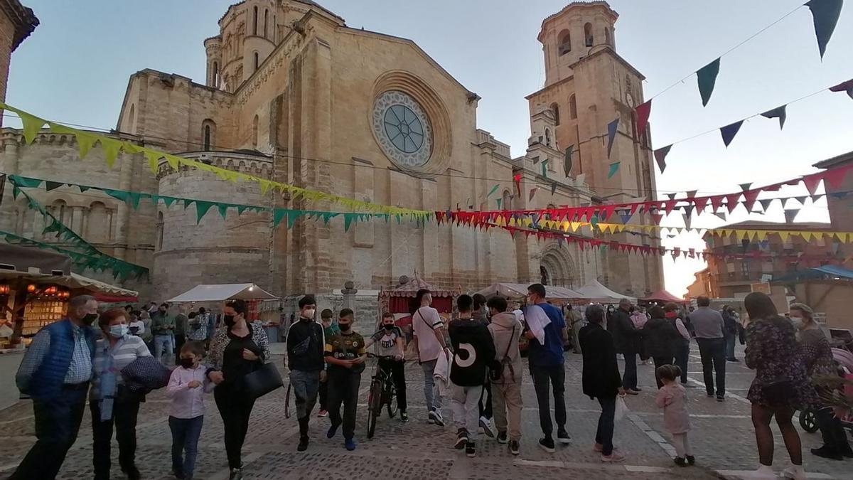 Toresanos y visitantes disfrutan en la plaza de la Colegiata de la última edición de la fiesta de la Vendimia. | M. J. C.