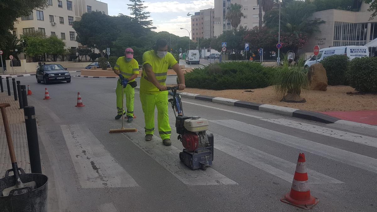 Trabajos de repintado de pasos de cebra el Calp