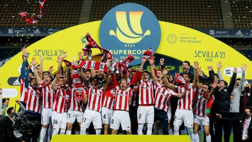 Els jugadors de l&#039;Athletic celebren la victòria de l&#039;equip a la final de la Supercopa d&#039;Espanya.