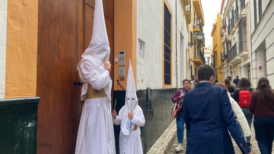 Vídeo | Comienzan a salir de San Nicolas los nazarenos de la Candelaria visiblemente emocionados
