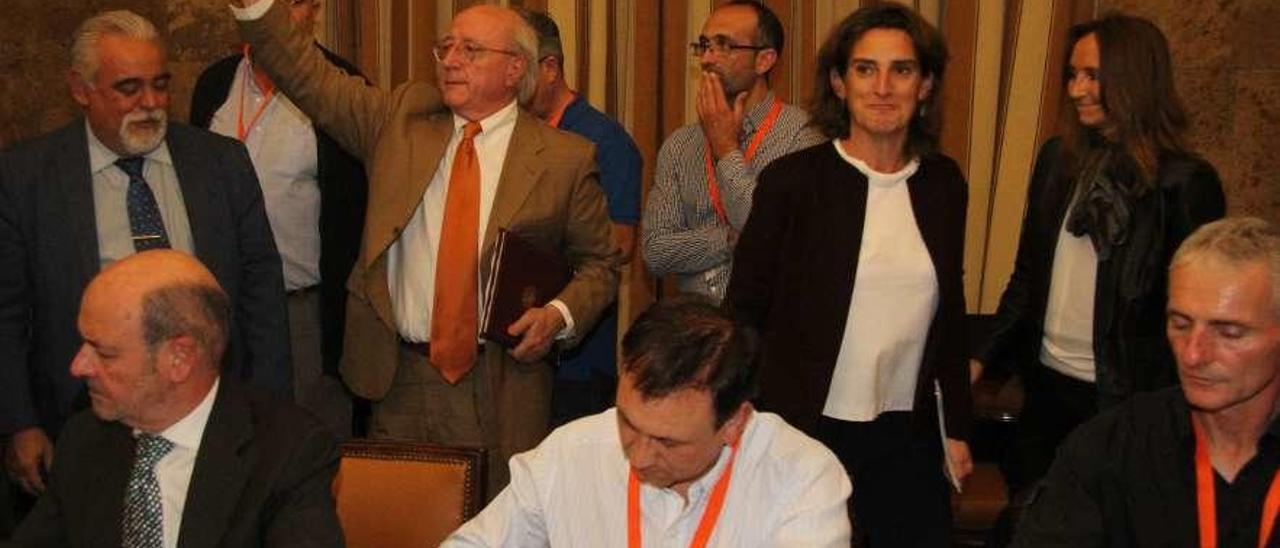 La ministra Teresa Ribera pasa por detrás mientras, por la izquierda, Pedro Iglesias (de Carbunión) y Jesús Crespo (de CC OO) firman el último plan del carbón.